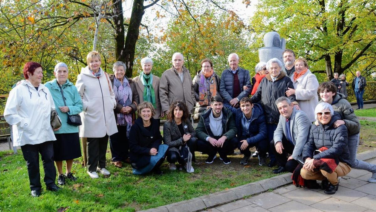 Familiares de las personas homenajeadas, junto a la escultura inaugurada este sábado.
