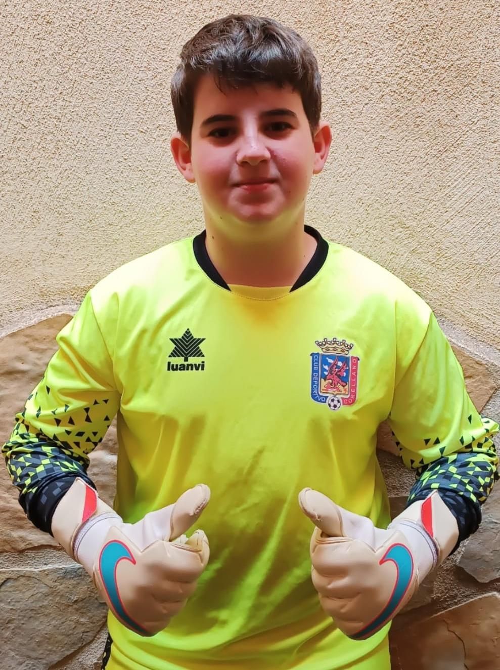 Martín Echarri posa con los guantes de Courtois.