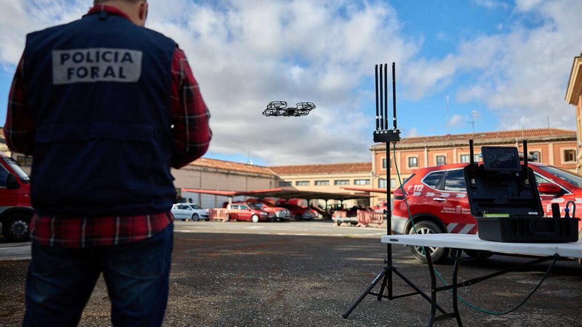 Un agente de la Policía Foral pilota un dron junto al sistema de inhibición.