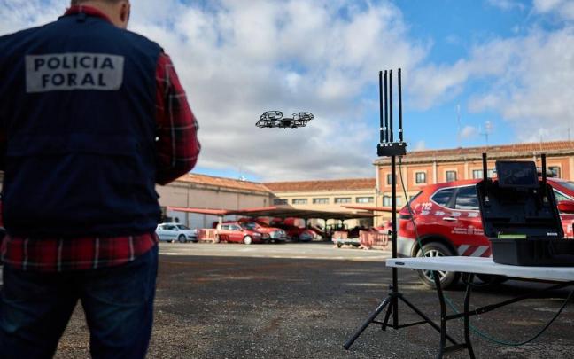 Un agente de la Polic&iacute;a Foral pilota un dron junto al sistema de inhibici&oacute;n.