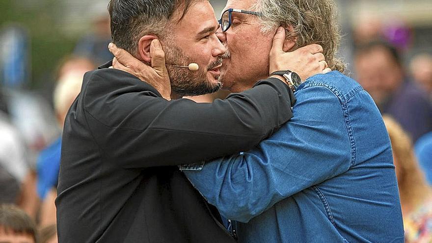 El portavoz del Congreso Gabiel Rufián se abraza a su antecesor Joan Tardà. | FOTO: EFE