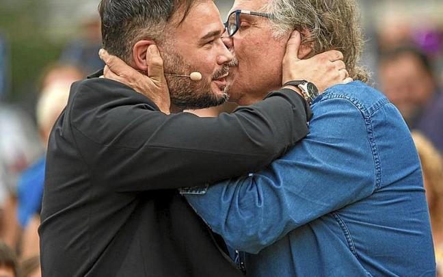 El portavoz del Congreso Gabiel Rufián se abraza a su antecesor Joan Tardà. | FOTO: EFE El portavoz del Congreso Gabiel Rufián se abraza a su antecesor Joan Tardà. | FOTO: EFE