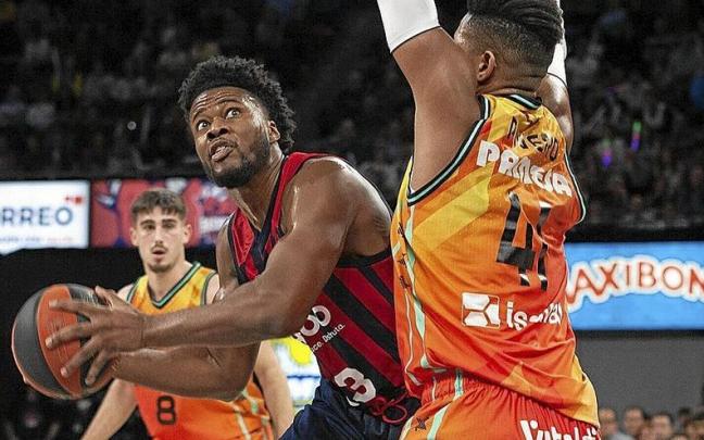 Enoch intenta anotar ante la oposici&oacute;n de Rivero.