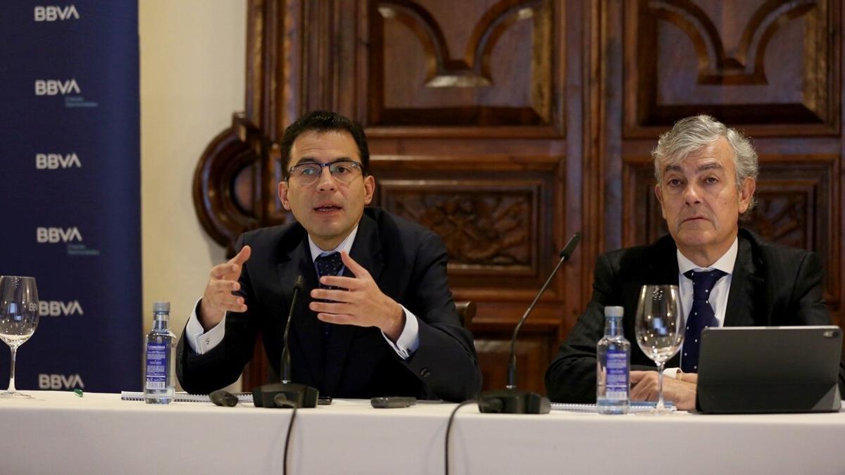 Miguel Cardoso, economista jefe para Espa&ntilde;a de BBVA Research, y Carlos Gorria, director de la zona norte de BBVA, en una imagen anterior.