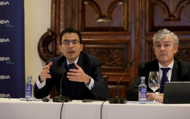 Miguel Cardoso, economista jefe para Espa&ntilde;a de BBVA Research, y Carlos Gorria, director de la zona norte de BBVA, en una imagen anterior.