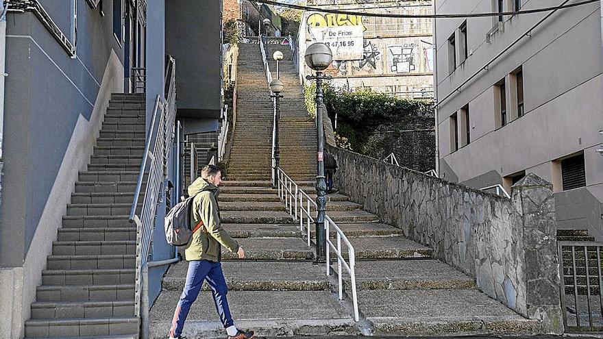 Un hombre camina junto a las escaleras, donde se instalará un ascensor. | FOTO: RUBEN PLAZA