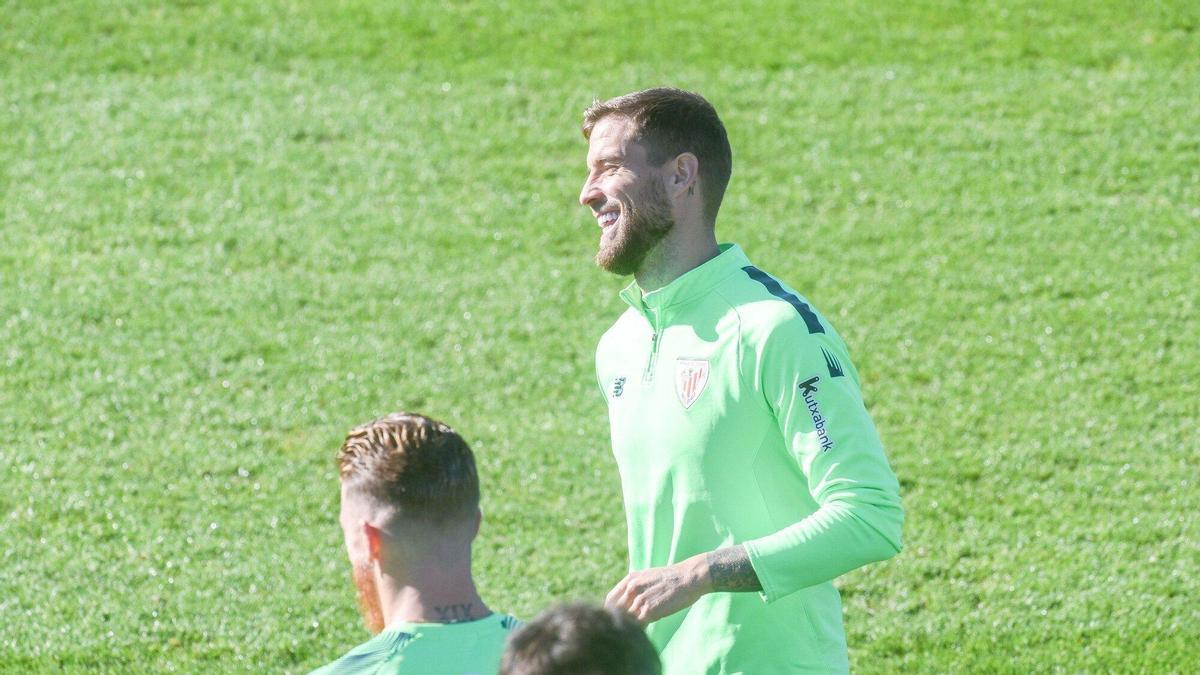 Iñigo Martínez sonríe durante el entrenamiento de este viernes en Lezama.