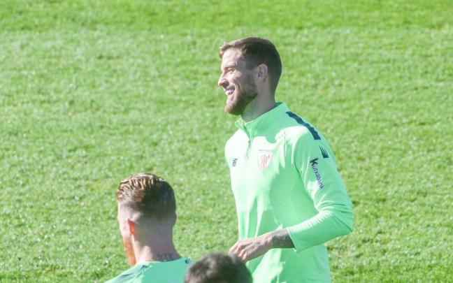 I&ntilde;igo Mart&iacute;nez sonr&iacute;e durante el entrenamiento de este viernes en Lezama.