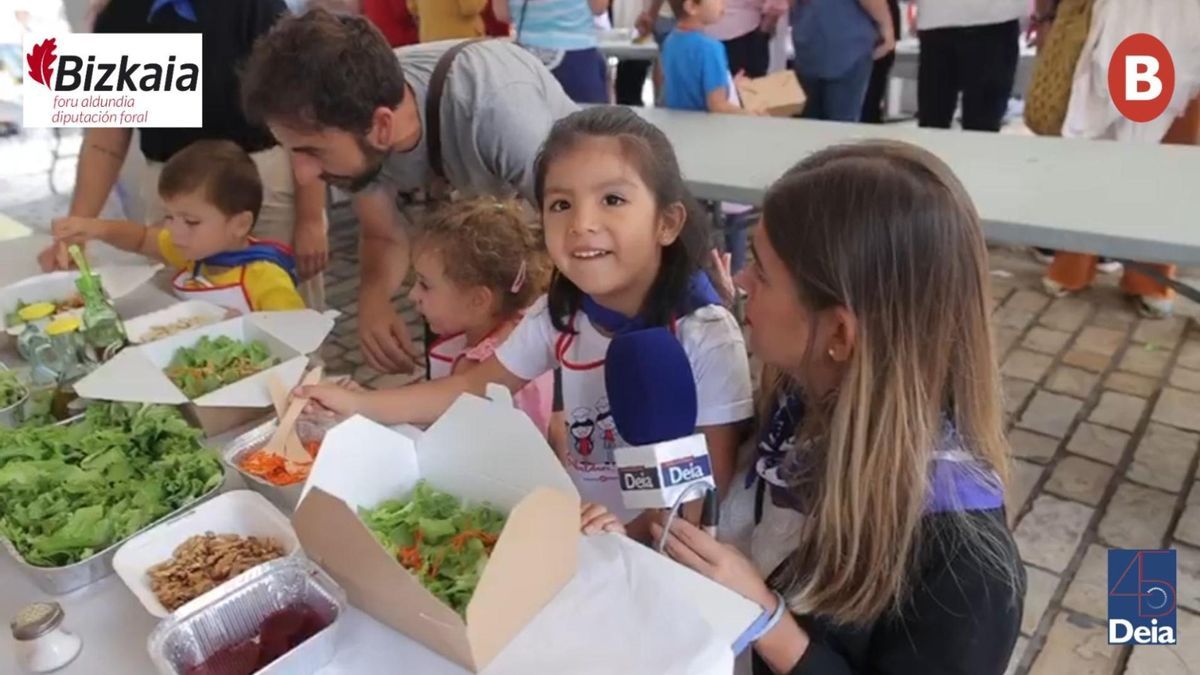 Los más pequeños se divierten preparando una ensalada en Gastrotxiki