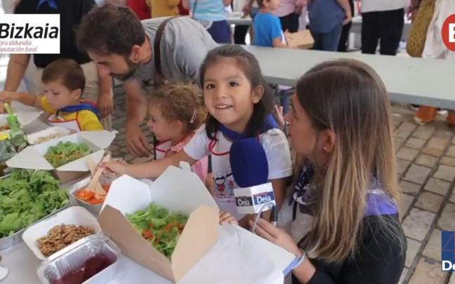 Los m&aacute;s peque&ntilde;os se divierten preparando una ensalada en Gastrotxiki