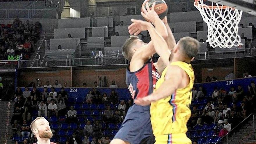 Hommes recibe una de las pocas faltas de tiro que provocó el Baskonia frente al Tenerife.