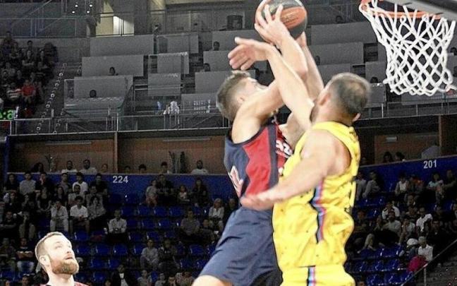 Hommes recibe una de las pocas faltas de tiro que provocó el Baskonia frente al Tenerife.