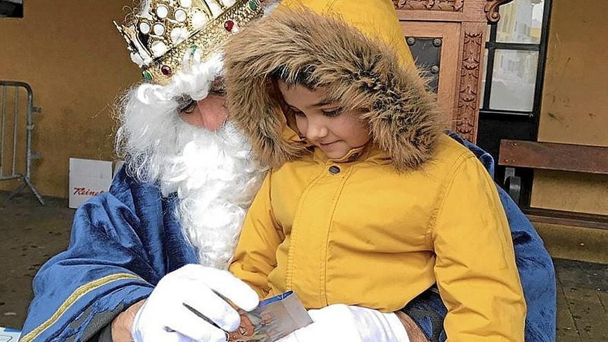 Melchor recibiendo la carta de un niño. | FOTO: N.G.