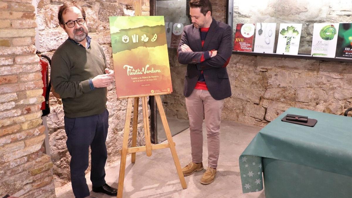 El presidente de la Orden del Volatín, Emilio Garrido, y el alcalde de Tudela, Alejandro Toquero, en la presentación del cartel