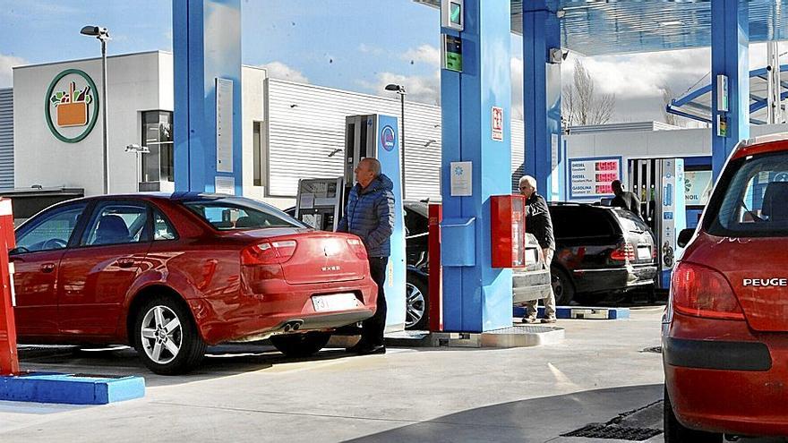 Varios conductores repostan ayer por la mañana en una gasolinera de la ciudad.