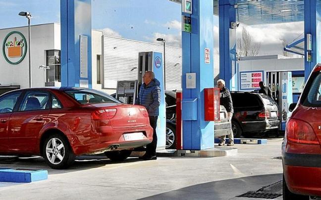 Varios conductores repostan ayer por la mañana en una gasolinera de la ciudad. Varios conductores repostan ayer por la mañana en una gasolinera de la ciudad.
