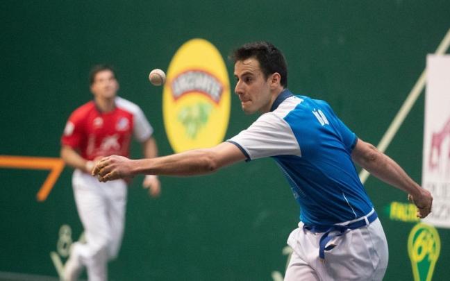 Dar&iacute;o ejecuta un saque ante Zabaleta en el encuentro de la segunda jornada de la liguilla de cuartos de final del Manomanista.
