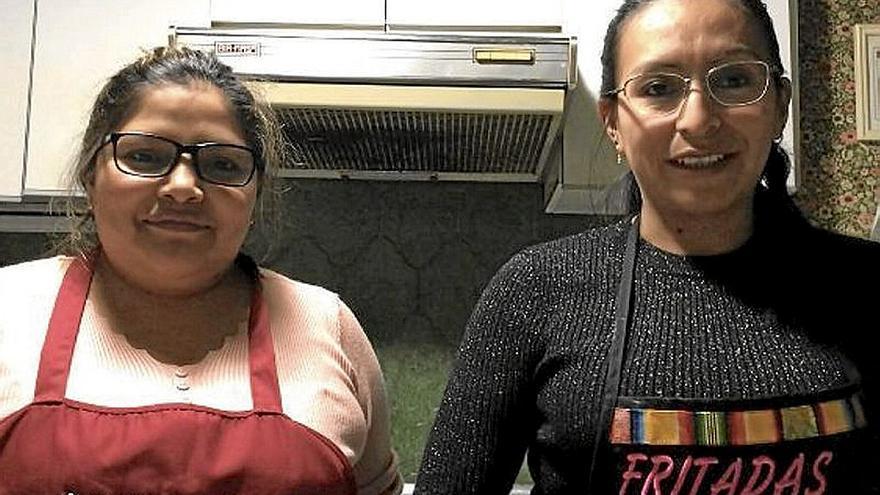 A la izquierda, las ecuatorianas Lourden Guaypatin y Nancy Pumasunta. En la imagen de arriba, el ‘Chauflán’ cocinado por ellas para este periódico.