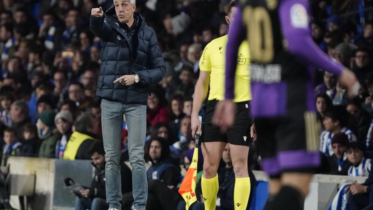 Imanol da instrucciones a sus jugaodores durante el choque ante el Valladolid.