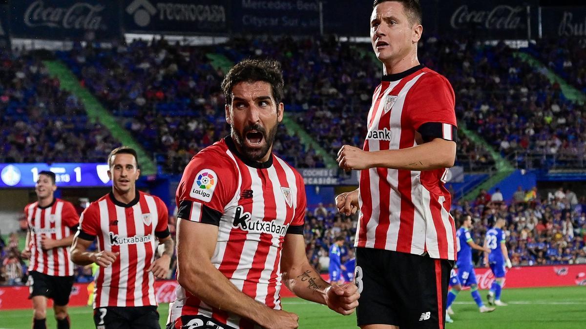 Raúl García celebra el último de sus goles, contra el Getafe.