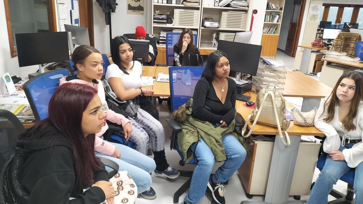 Las alumnas de EPA El Carmen de 2° de Peluquería han visitado la redacción de DNA