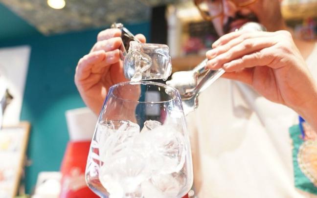 David Hernández prepara un gin tonic en Kaioa Taberna David Hernández prepara un gin tonic en Kaioa Taberna