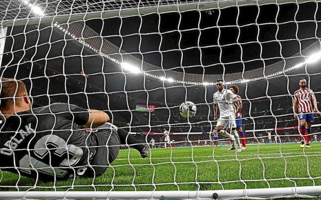 Oblak, tras encajar el gol que marcó Rodrygo. | FOTO: EFE Oblak, tras encajar el gol que marcó Rodrygo. | FOTO: EFE