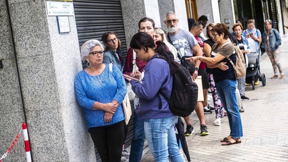 Cola de personas que esperan ser atendidas en el Centro de Atención e Información de la Seguridad Social, ubicado en la calle Yanguas y Miranda de Pamplona.