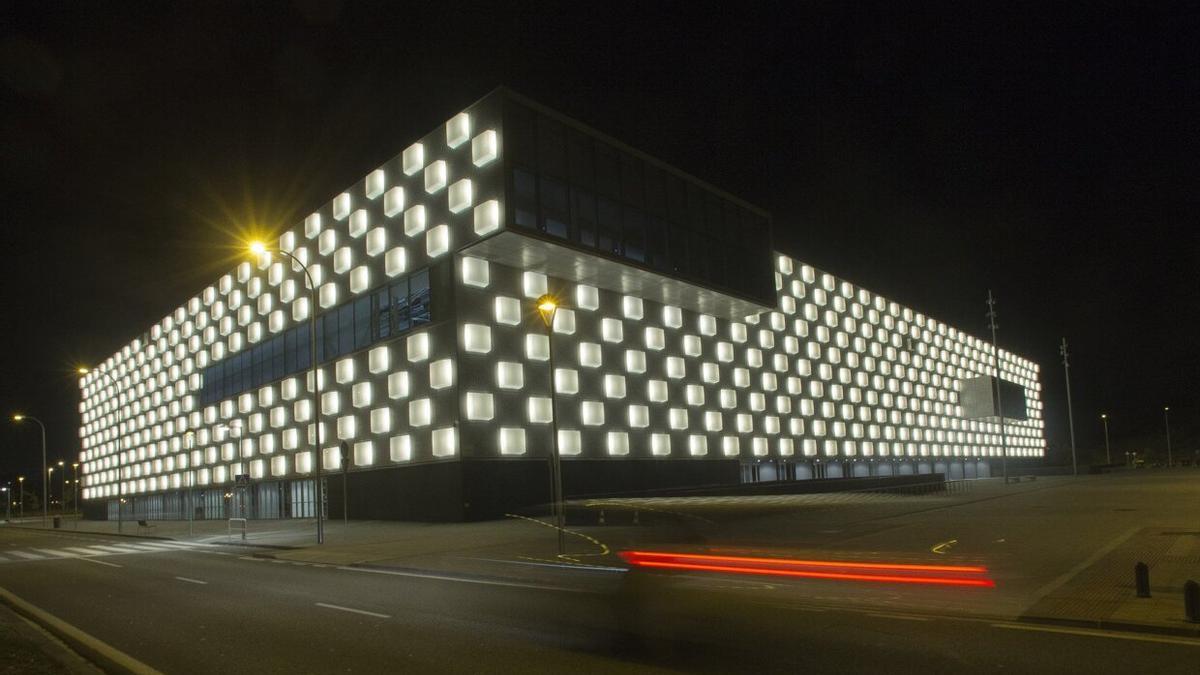 Vista nocturna del exterior del pabellón Navarra Arena.