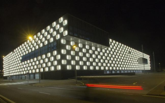 Vista nocturna del exterior del pabellón Navarra Arena. Vista nocturna del exterior del pabellón Navarra Arena.