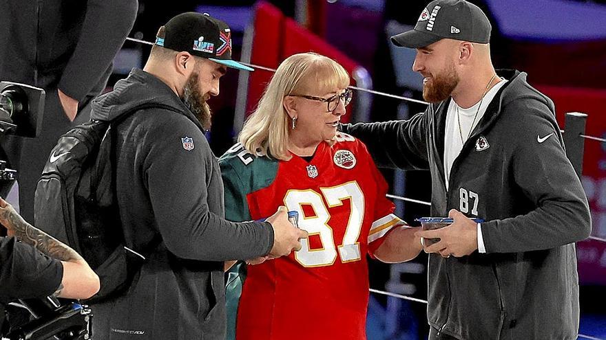Jason y Travis Kelce, con su madre, Donna, en la llegada de los dos equipos a Arizona, escenario de la Super Bowl.