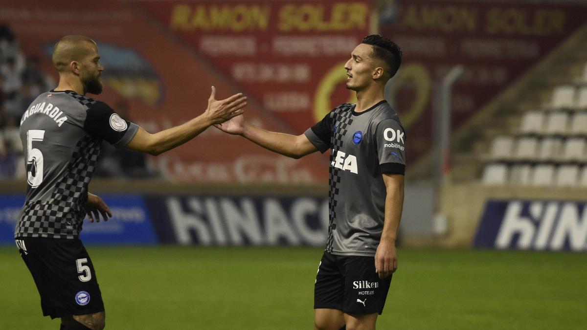 Baz choca la mano con Laguardia a la conclusión del duelo