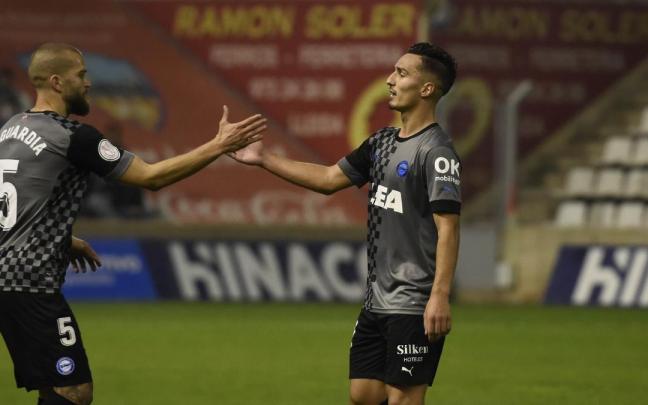 Baz choca la mano con Laguardia a la conclusión del duelo Baz choca la mano con Laguardia a la conclusión del duelo