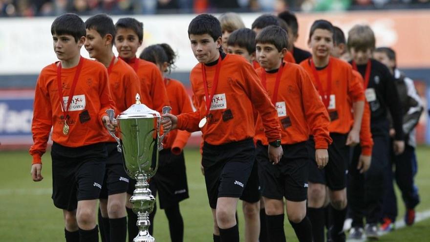 Oihan Sancet (Athletic) y Mikel Cubillo (Peña Sport), con el trofeo de campeones de 2012 que ganaron con Mendigoiti.