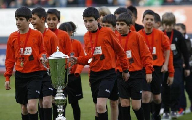 Oihan Sancet (Athletic) y Mikel Cubillo (Peña Sport), con el trofeo de campeones de 2012 que ganaron con Mendigoiti. Oihan Sancet (Athletic) y Mikel Cubillo (Peña Sport), con el trofeo de campeones de 2012 que ganaron con Mendigoiti.