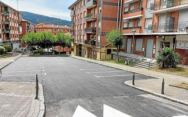 Derio mejora la calle Gobela y habilita 138 plazas de parking junto a la Eskola