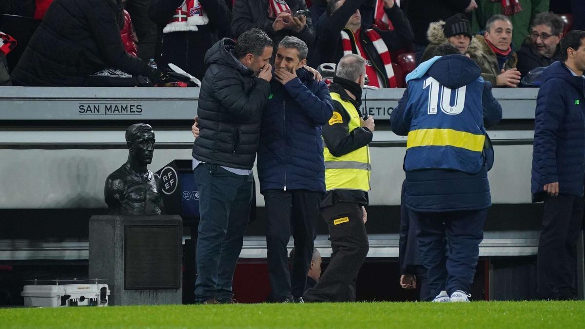 Ernesto Valverde y Sergio González hablan con las bocas tapadas antes de comenzar el encuentro del pasado viernes en San Mamés.