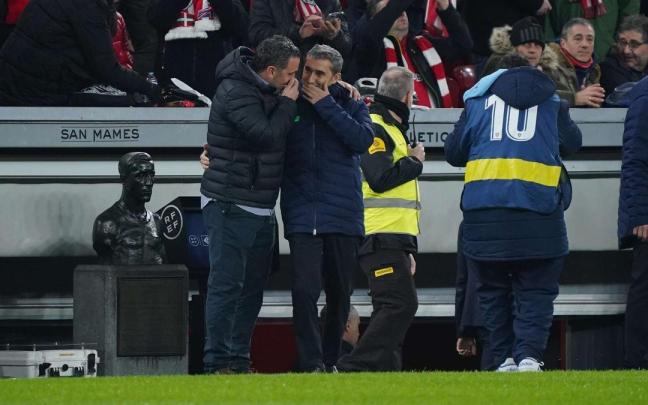 Ernesto Valverde y Sergio González hablan con las bocas tapadas antes de comenzar el encuentro del pasado viernes en San Mamés.
