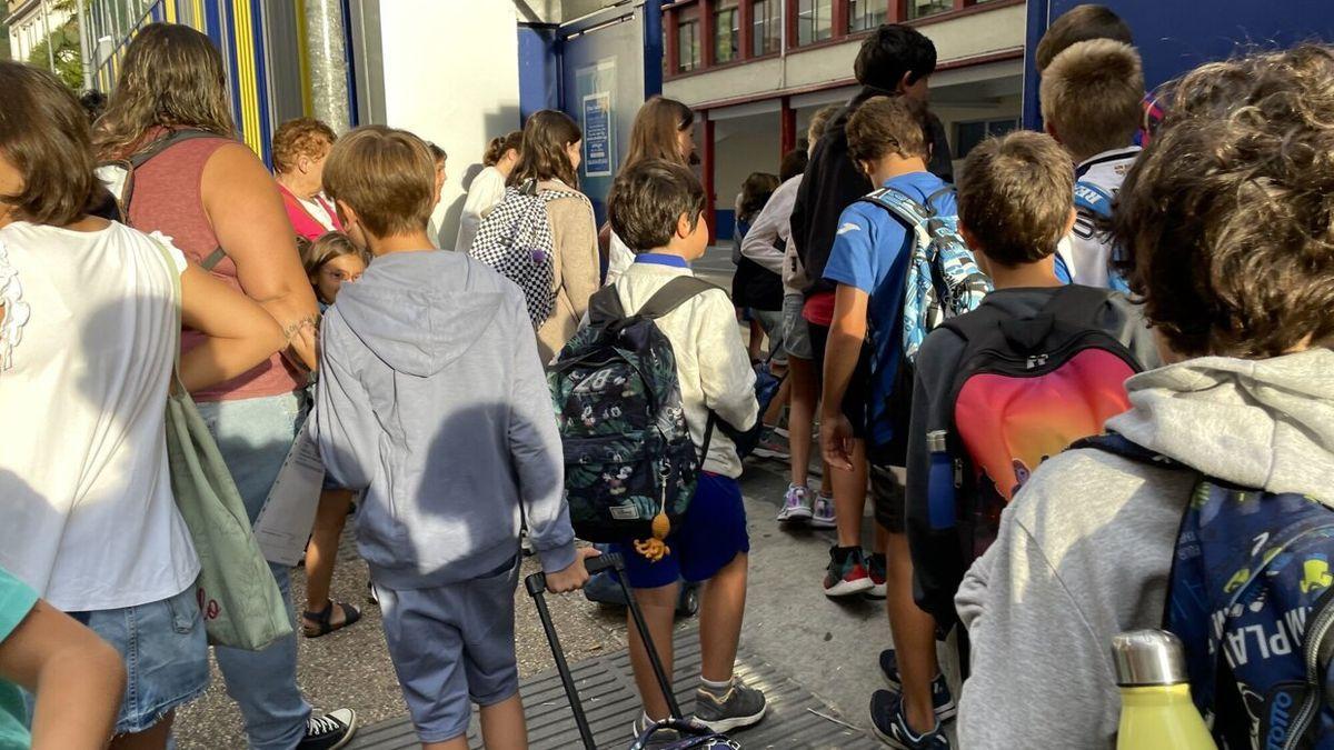 Varios niños entran este miércoles al colegio La Salle de Eibar en el arranque del curso 2022-23