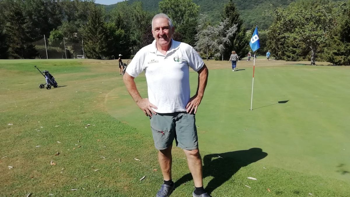 Ceferino Elizondo, el gestor del club de golf Pitch y Putt, posa en el green de Lizaso.