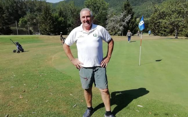 Ceferino Elizondo, el gestor del club de golf Pitch y Putt, posa en el green de Lizaso. Ceferino Elizondo, el gestor del club de golf Pitch y Putt, posa en el green de Lizaso.