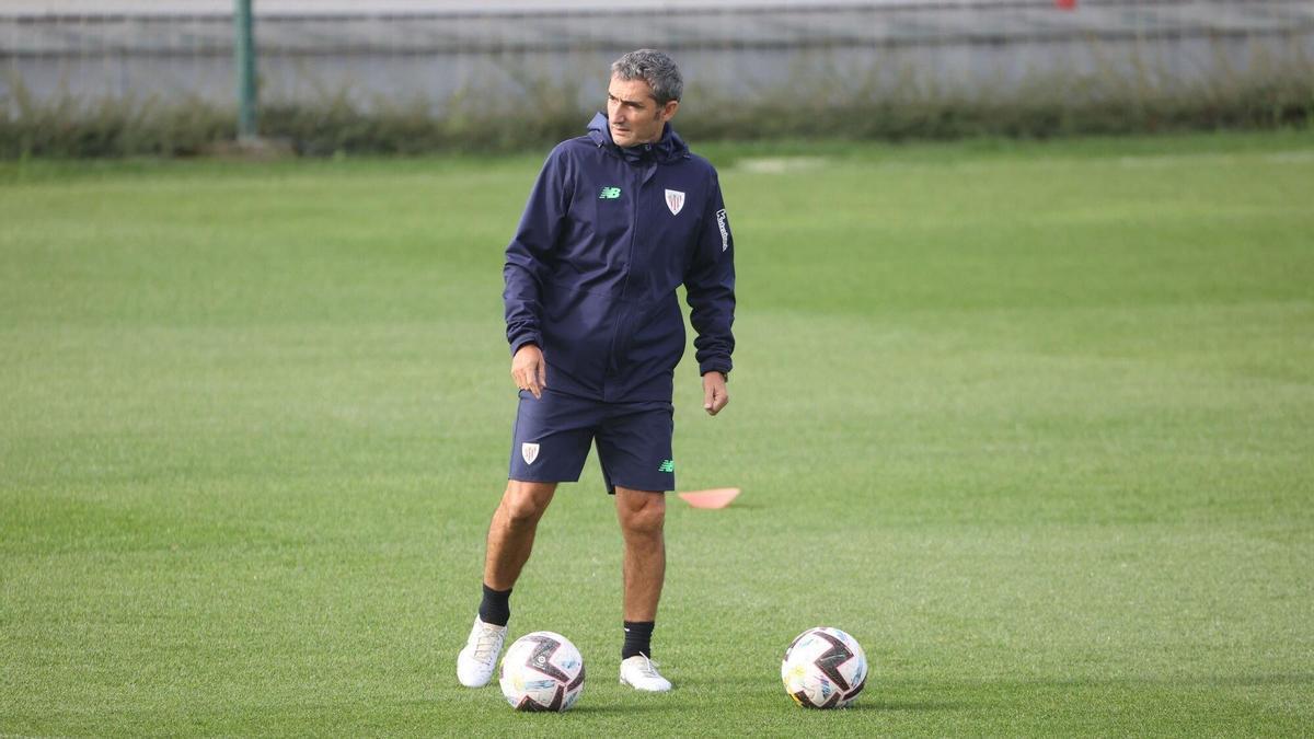 Ernesto Valverde, durante el entrenamiento de este lunes en Lezama.