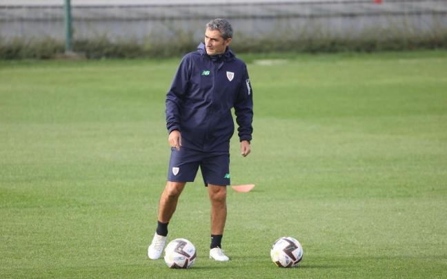 Ernesto Valverde, durante el entrenamiento de este lunes en Lezama.