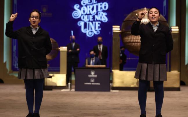 Las niñas de San Ildefonso cantan el Gordo, el 86.148 durante el sorteo de Navidad de 2022.