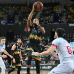 Adam Smith penetra a canasta ante el Monbus Obradoiro