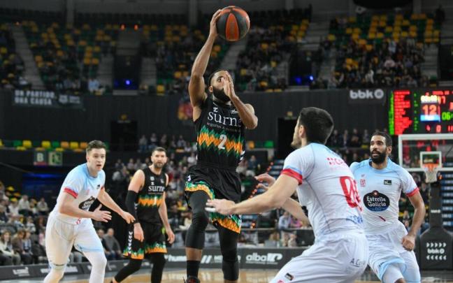 Adam Smith penetra a canasta ante el Monbus Obradoiro