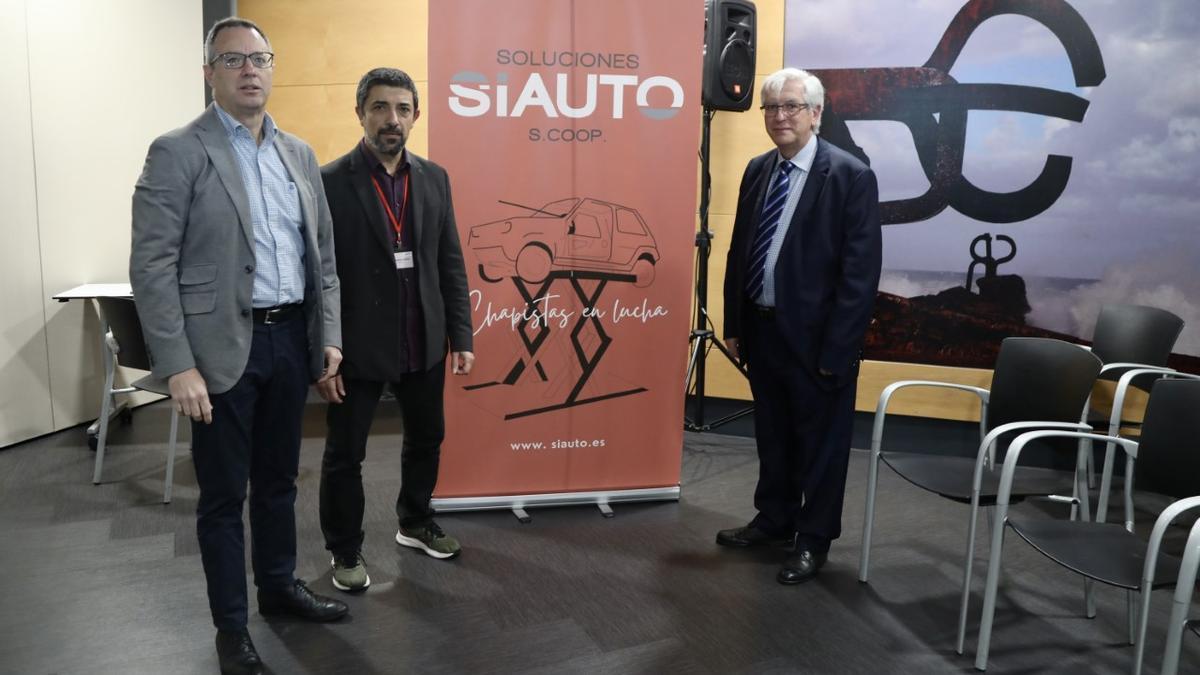 Luis Ursúa de Cetraa, José Ramón Devasa de Siauto y Juan María López Osa de AEGA, en el congreso de Siauto en Donostia.