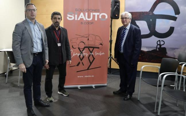 Luis Urs&uacute;a de Cetraa, Jos&eacute; Ram&oacute;n Devasa de Siauto y Juan Mar&iacute;a L&oacute;pez Osa de AEGA, en el congreso de Siauto en Donostia.