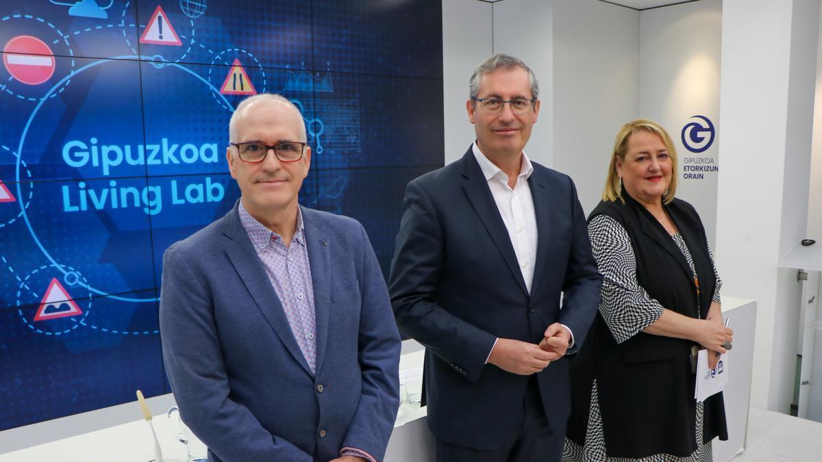 Alfonso Brazález, Markel Olano y Aintzane Oiarbide, en la presentación del proyecto.