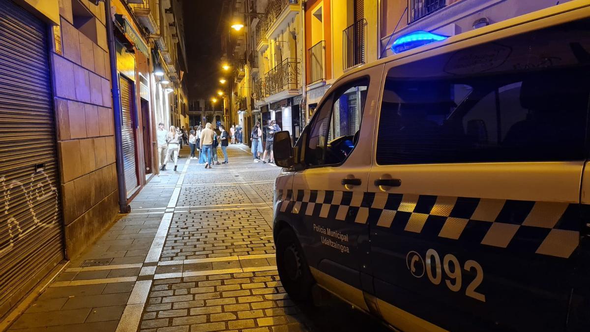 Un furgón de la Policía Municipal en el Casco Viejo.